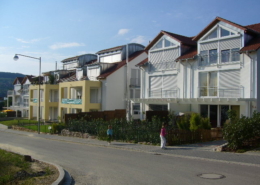 4 Doppelhaushälften und Mehrfamilienwohnhaus mit 6 WE